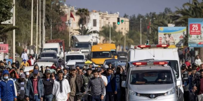 Menschen auf dem Weg zu einer Beerdigung von Migranten Menschen auf dem Weg zu einer Beerdigung von Migranten