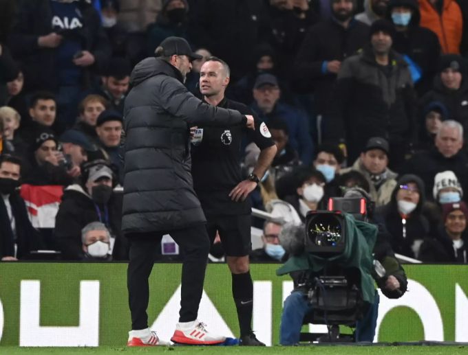 Jürgen Klopp und Paul Tierney werden wohl nicht beste Freunde. Fußballschiedsrichter