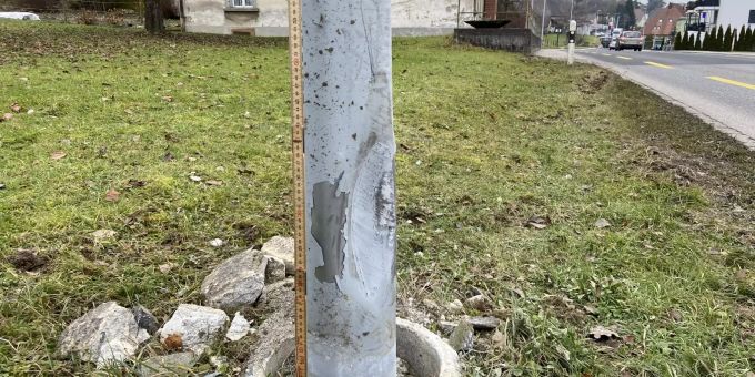 Am Kandelaber entstand beträchtlicher Schaden. Unfall
