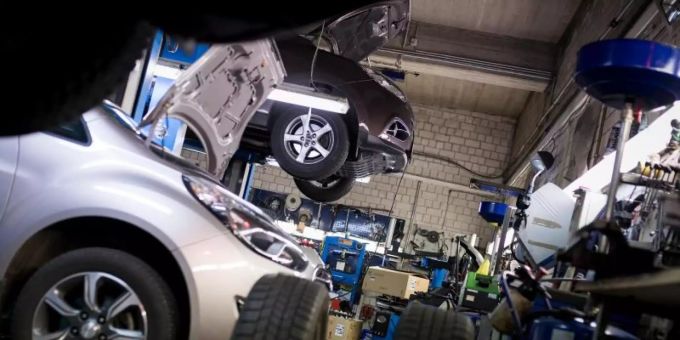 Weil die Autoersatzteile immer teurer werden, steigen auch die Reparaturkosten, beklagen die Kfz-Haftpflichtversicherer. Foto: Alexander Heinl/dpa-tmn Weil die Autoersatzteile immer teurer werden, steigen auch die Reparaturkosten, beklagen die Kfz-Haftpflichtversicherer. Foto: Alexander Heinl/dpa-tmn