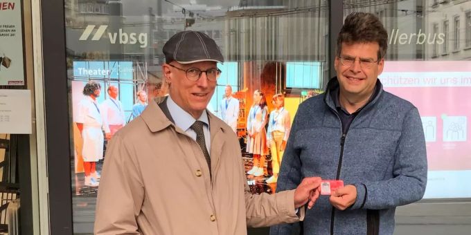 Wettbewerbsgewinner Christian Kalberer aus St. Gallen nimmt von Ralf Eigenmann, Unternehmensleiter VBSG, den Preis auf seinem SwissPass entgegen.
