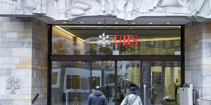 Die Grossbank UBS hat im dritten Quartal von den guten Entwicklungen an den Finanzmärkten profitiert und einen milliardenhohen Gewinn erzielt. Damit übertraf die Bank auch die Erwartungen der Analysten.(Archivbild) Die Grossbank UBS hat im dritten Quartal von den guten Entwicklungen an den Finanzmärkten profitiert und einen milliardenhohen Gewinn erzielt. Damit übertraf die Bank auch die Erwartungen der Analysten.(Archivbild)