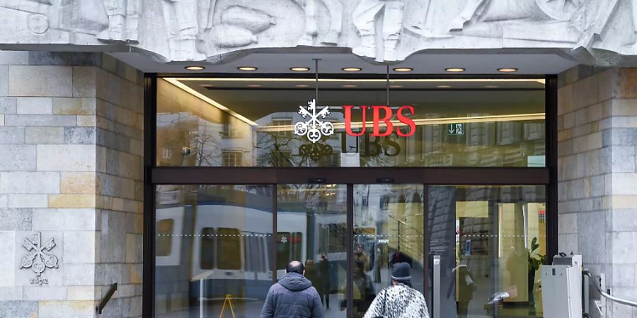 Die Grossbank UBS hat im dritten Quartal von den guten Entwicklungen an den Finanzmärkten profitiert und einen milliardenhohen Gewinn erzielt. Damit übertraf die Bank auch die Erwartungen der Analysten.(Archivbild)