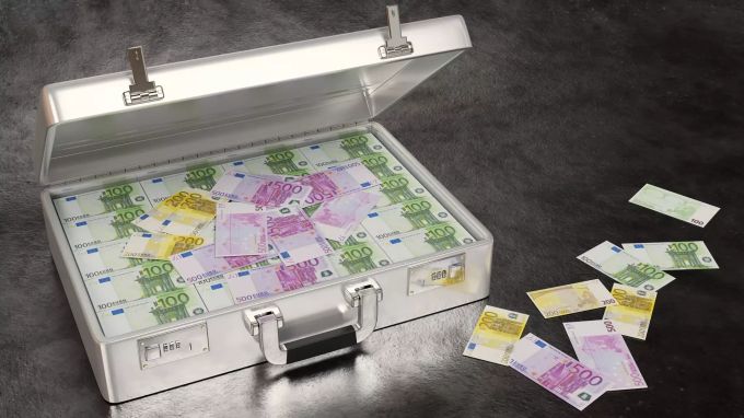 Durch eine vorgetäuschte Entführung hat eine Spanierin mehrere Tausend Euro erbeutet. (Symbolbild) Geldkoffer