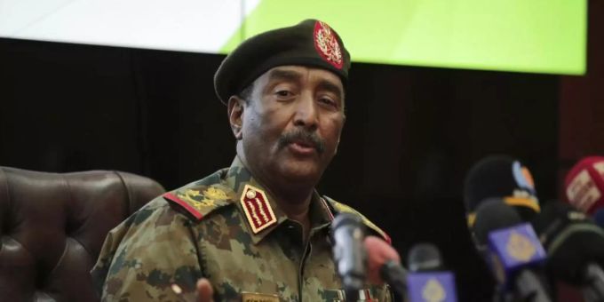 General Abdel Fattah al-Burhan, höchster Militärvertreter im Sudan, spricht während einer Pressekonferenz im Generalkommando der Streitkräfte in Khartum. Foto: Marwan Ali/AP/dpa General Abdel Fattah al-Burhan, höchster Militärvertreter im Sudan, spricht während einer Pressekonferenz im Generalkommando der Streitkräfte in Khartum. Foto: Marwan Ali/AP/dpa