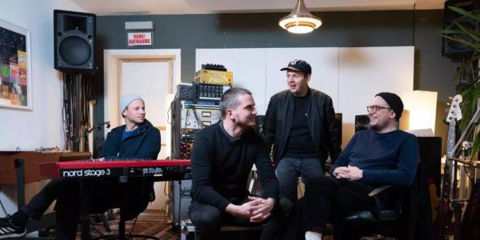 Philipp Makolies (l-r), Uwe Pasora, Christian Friedel und Christian Grochau sind Woods of Birnam. Foto: Sebastian Kahnert/dpa-Zentralbild/dpa Philipp Makolies (l-r), Uwe Pasora, Christian Friedel und Christian Grochau sind Woods of Birnam. Foto: Sebastian Kahnert/dpa-Zentralbild/dpa