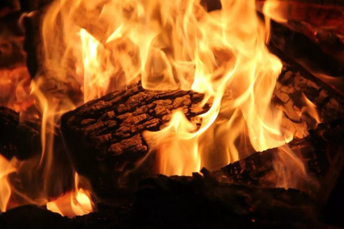 An Halloween wird auf der Isle of Man mit Asche in die Zukunft geschaut. Halloween Kamin