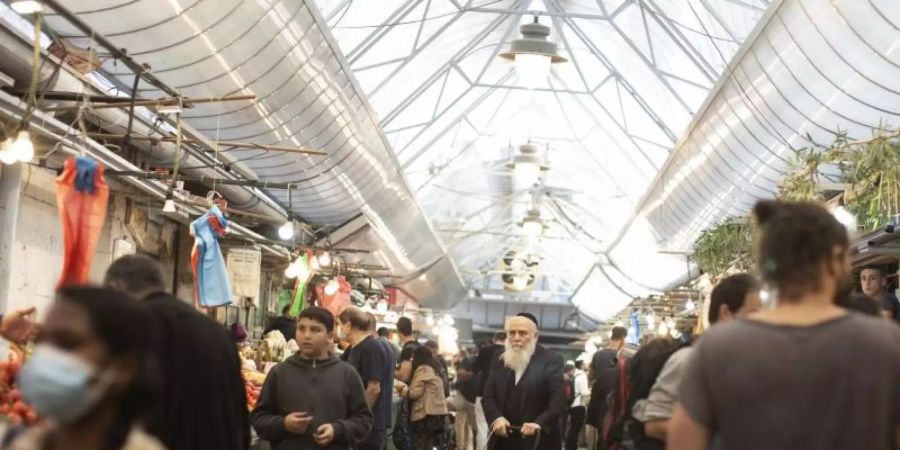 Der belebte Mahane Yehuda Markt in Jerusalem. Israel schliesst wegen der Omikron-Variante seine Grenzen für Ausländer. Foto: Maya Alleruzzo/AP/dpa