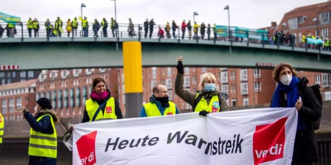 Verdi und der Beamtenbund dbb forderten fünf Prozent mehr Gehalt. Nach der Einigung sind nun weitere Ausstände vom Tisch. Foto: Sina Schuldt/dpa Verdi und der Beamtenbund dbb forderten fünf Prozent mehr Gehalt. Nach der Einigung sind nun weitere Ausstände vom Tisch. Foto: Sina Schuldt/dpa