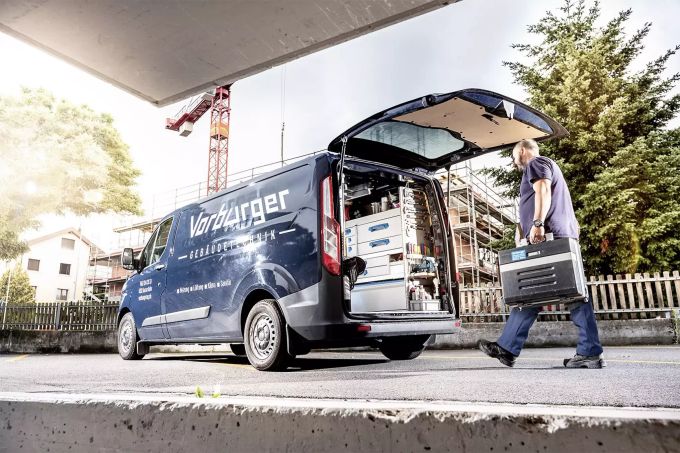 Installateur bei der Arbeit. Kurt Vorburger AG Rohr