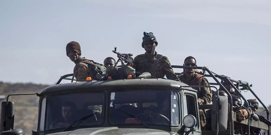 ARCHIV - Äthiopische Regierungssoldaten fahren auf einem Lastwagen auf einer Strasse in der Nähe von Agula in der Region Tigray im Norden Äthiopiens. Foto: Ben Curtis/AP/dpa