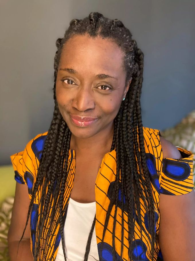 Dr. Nkechi Madubuko ist Autorin, Soziologin und Diversitätstrainerin. Porträtfoto Frau