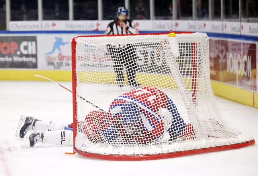 Nachdem Mark Barberio (Lausanne) Garrett Roe gegen den Kopf checkt, drückt ihn Chris Baltisberger (ZSC) im Tor auf das Eis.