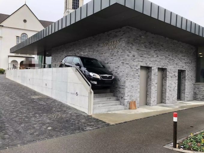 Die Autofahrerin fuhr eine Treppe hinunter. Gossau SG