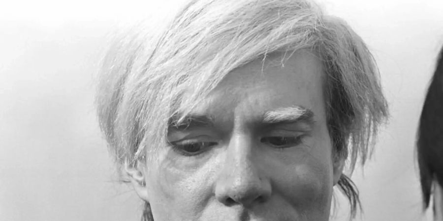 Der amerikanische Pop-Art-Künstler Andy Warhol (1971). Foto: Lothar Parschauer/dpa