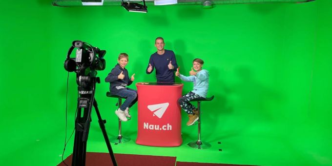 Auch Nau.ch hat am Zukunftstag Besuch: Videoreporter Nick Mäder erklärt zwei Schülern das 3D-Studio. Zukunftstag