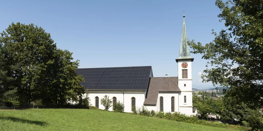 Die Kirche St. Peter und Paul in der Ortschaft Ettingen.