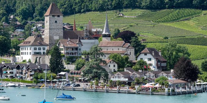 Die Spiezer Bucht mit Segelbooten und im Hintergrund das Schloss Spiez und der Spiezberg. Die Spiezer Bucht mit Segelbooten und im Hintergrund das Schloss Spiez und der Spiezberg.