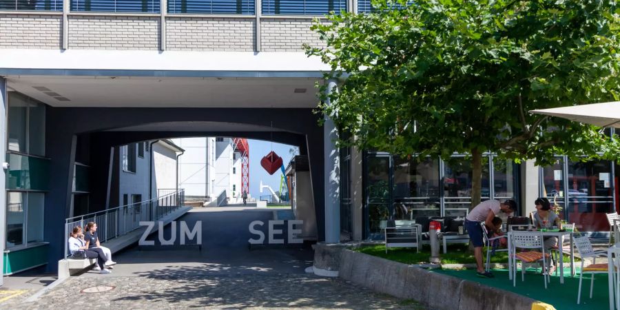 Medizinisches Zentrum Arbon mit durchgang zum See.