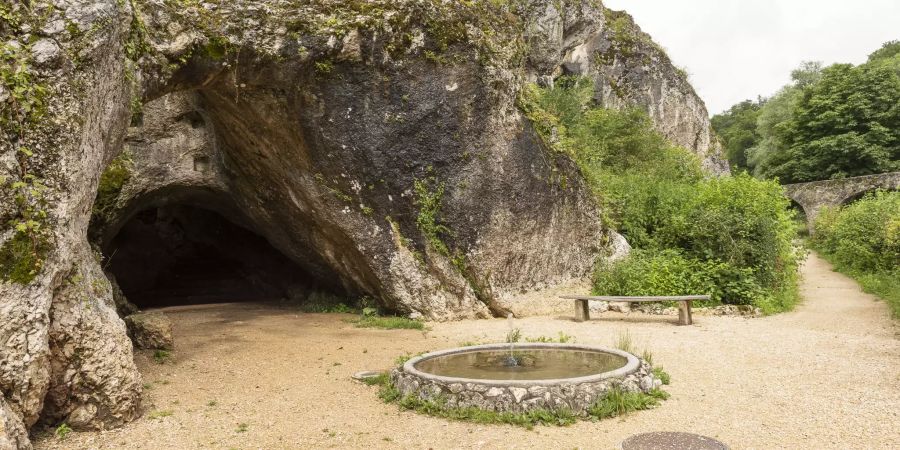 Brunnen mit Apollogrotte in der Ermitage Arlesheim, einem einzigartigen englischen Garten.