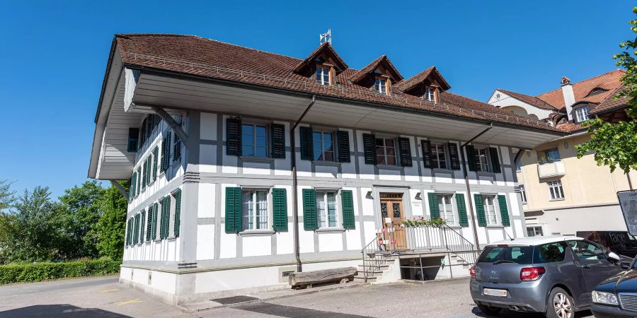 Parkplatz vor dem Gemeindehaus und der Gemeindeverwaltung von Laupen an Neuengasse 4.