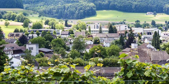 Blick Richtung Gewerbezone und Schule Gelterkinden. Blick Richtung Gewerbezone und Schule Gelterkinden.