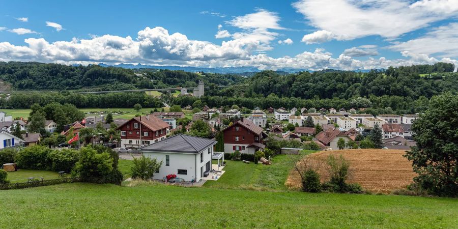 Blick auf Neuenegg. Im Hintergrund die A12 mit dem Autobahnviadukt oberhalb von Flamatt und dem Silo der Mühle Flamatt.
