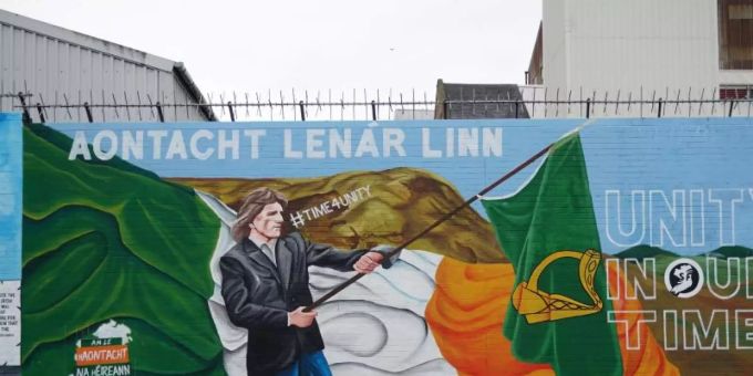 Ein Graffiti in Belfast wirbt für eine Wiedervereinigung Nordirlands mit der Republik Irland. Im Streit um Post-Brexit-Regeln ist Nordirland zum ewigen Zankapfel zwischen Brüssel und London geworden. Foto: Larissa Schwedes/dpa brexit