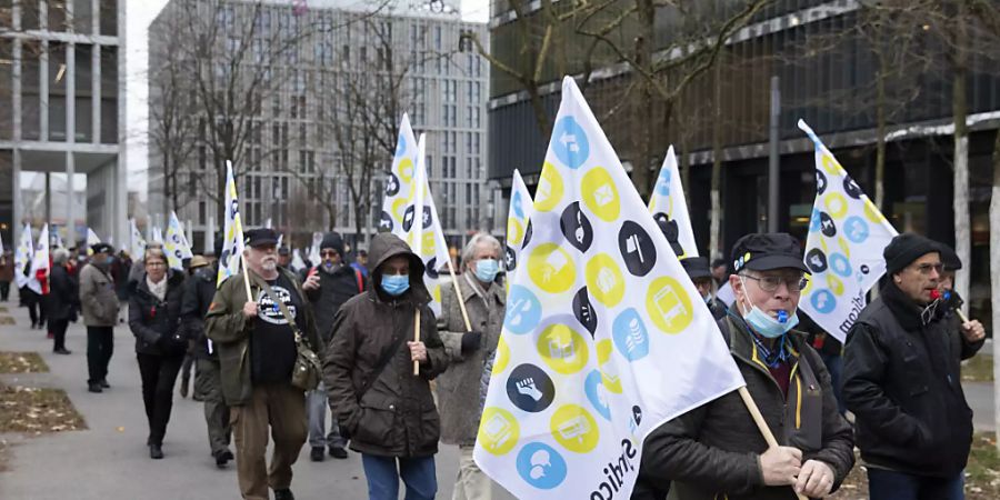 Vom Bahnhof Bern-Wankdorf her ziehen die Teilnehmerinnen und Teilnehmer der Protestkundgebung zur Demo vor dem Post-Hauptsitz.