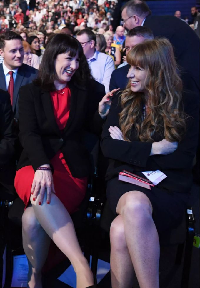 Rachel Reeves (links) and Angela Rayner (r) der Labour-Partei. gb