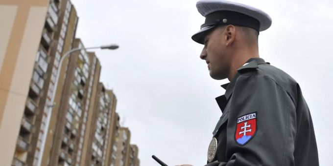 Ein Polizist in der slowakische Hauptstadt Bratislava. (Archivbild) Slowkaien