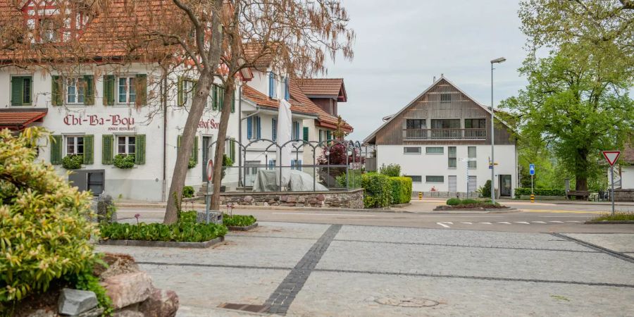 Der Dorfplatz der Gemeinde Maur und die Haltestelle Dorf.