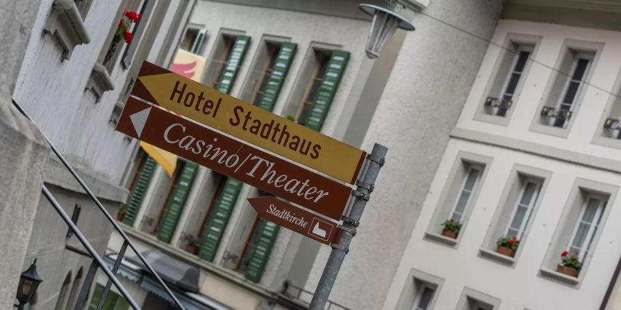 Wegweiser Hotel Stadthaus, Casino Theater und Stadtkirche im Oberdorf von Burgdorf.