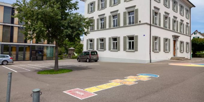Das Schulhaus Oelwiese in Thalwil. Das Schulhaus Oelwiese in Thalwil.