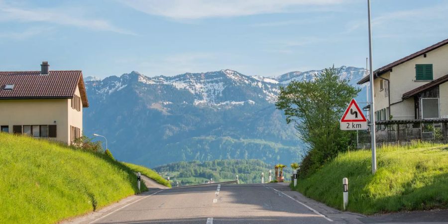 Einfahrtsstrasse in Gommiswald im Kanton St.Gallen.