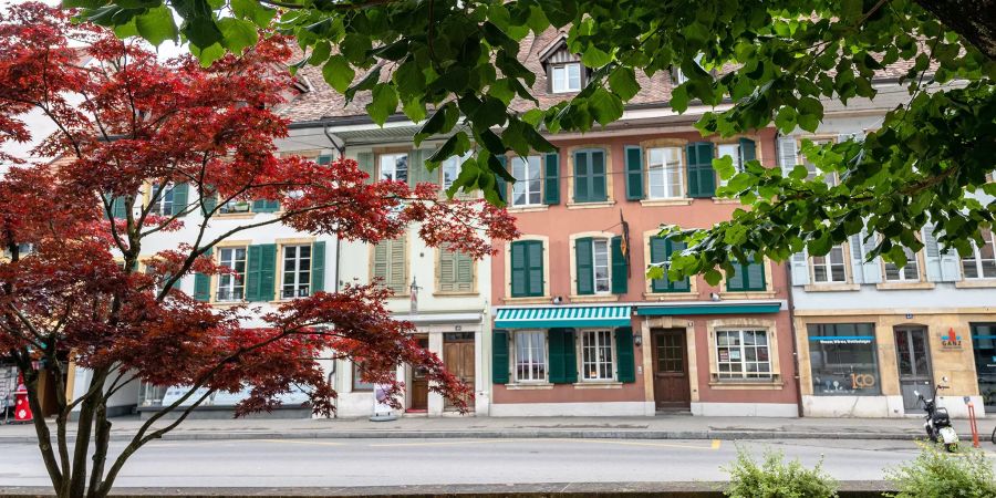 Blick auf die Hauptstrasse und Altstadthäuser von Nidau.