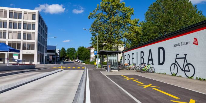 Freibad und Stadthaus Bülach. Freibad und Stadthaus Bülach.