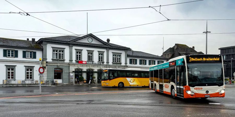 Postauto und RBS Bus am Bahnhofplatz Solothurn.