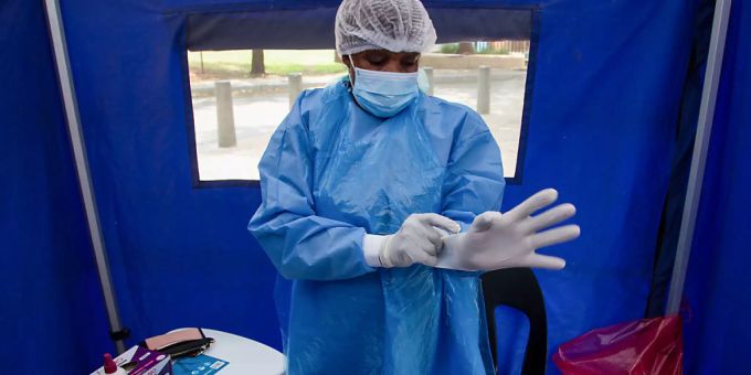Ein Mitarbeiter des Gesundheitswesens bereitet sich darauf vor, eine Person in einer Einrichtung auf COVID-19 zu testen. In Südafrika gibt es erste Anzeichen für eine Entspannung der Lage in der Corona-Pandemie. Das teilte am Freitag Gesundheitsminister Joe Phaahla mit. Foto: Denis Farrell/AP/dpa Ein Mitarbeiter des Gesundheitswesens bereitet sich darauf vor, eine Person in einer Einrichtung auf COVID-19 zu testen. In Südafrika gibt es erste Anzeichen für eine Entspannung der Lage in der Corona-Pandemie. Das teilte am Freitag Gesundheitsminister Joe Phaahla mit. Foto: Denis Farrell/AP/dpa