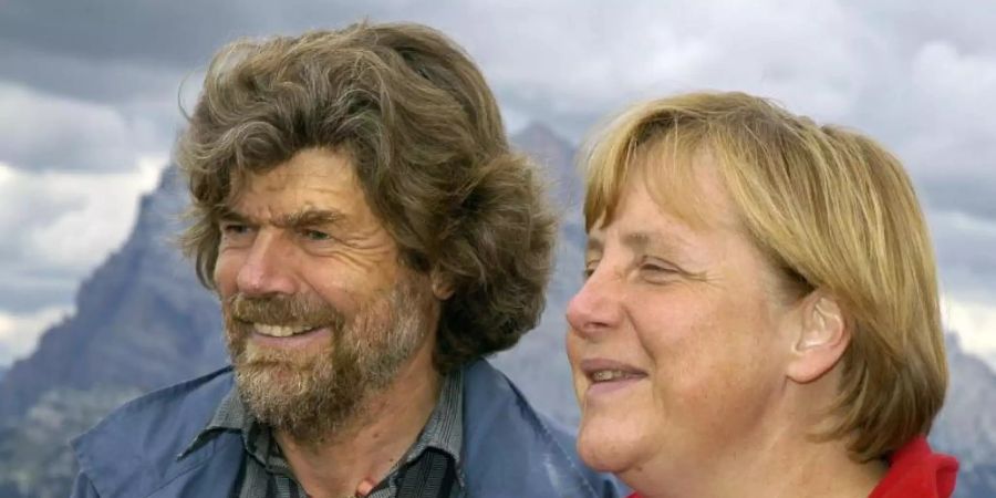 Bundeskanzlerin Angela Merkel wandert 2006 während ihres Urlaubs zusammen mit dem südtiroler Bergsteiger Reinhold Messner auf den Monte Rite. (Archivbild). Foto: DB Matteo Villanova/Agenzia_obiettivo/dpa