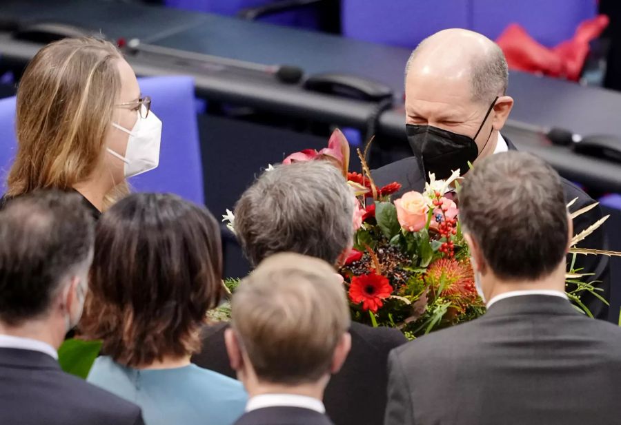 Abgeordnete gratulieren Olaf Scholz (r, SPD) nach seiner Wahl zum Bundeskanzler.