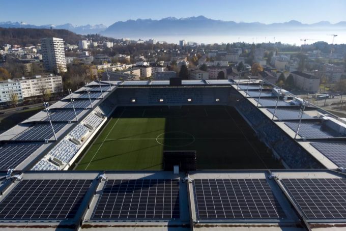 Das moderne Stade de la Tuilère in Lausanne. Stade de la Tuilière