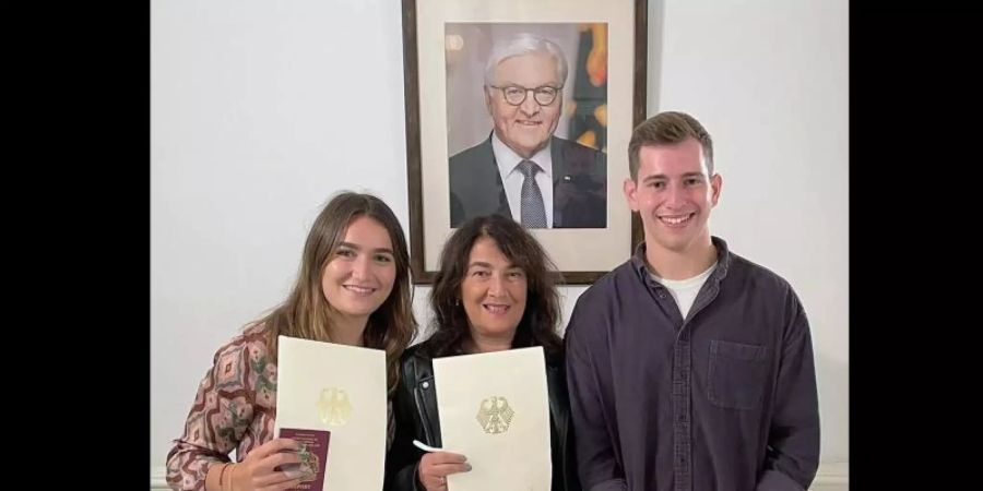 Jane Lew (m.) und ihre Kinder Saul und Anna mit ihrem deutschen Pass. Foto: Arte/dpa