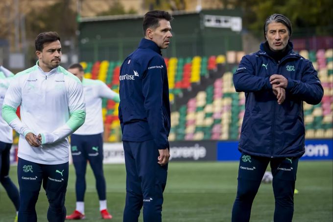 Xherdan Shaqiri, Assistenz-Trainer Vincent Cavin und Murat Yakin beim Training der Schweizer Nati. Murat Yakin Schweizer Nati
