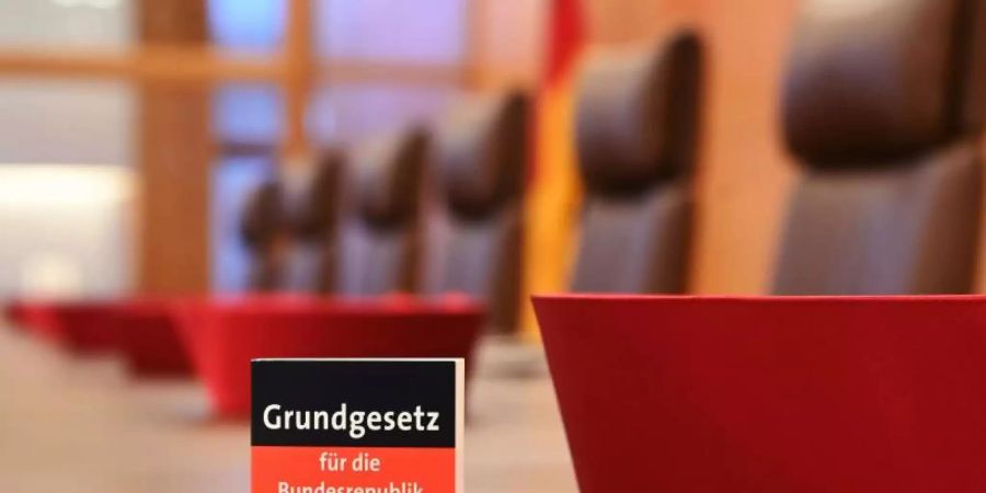 Auf der Richterbank im Sitzungssaal im Bundesverfassungsgericht liegen Barette der Bundesverfassungsrichter des ersten Senats. Das Das Gericht setzt seine Verhandlung über eine umstrittene Erhöhung der staatlichen Parteienfinanzierung fort. Foto: Uli Deck/dpa