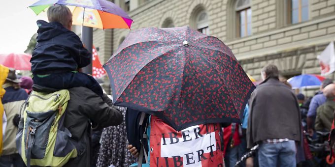 Die Gegner des Covid-19-Gesetzes rüsten sich für den Abstimmungskampf. Nach der Rekordsammlung von Unterschriften wollen sie das Referendum im zweiten Anlauf an der Urne zum Erfolg führen. (Archivbild) Die Gegner des Covid-19-Gesetzes rüsten sich für den Abstimmungskampf. Nach der Rekordsammlung von Unterschriften wollen sie das Referendum im zweiten Anlauf an der Urne zum Erfolg führen. (Archivbild)