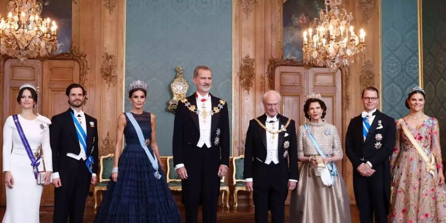 Gala-Dinner in Schweden (v.l.): Prinzessin Sofia und Prinz Carl Philip, Königin Letizia und König Felipe, König Carl Gustaf und Königin Silvia sowie Prinz Daniel und Kronprinzessin Victoria.