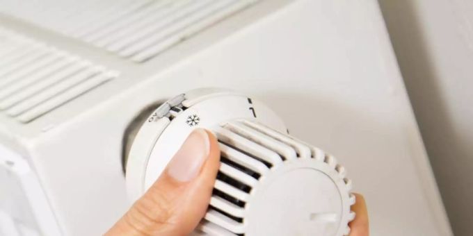 Mieter sollen die Mehrkosten beim Heizen durch den höheren CO2-Preis nicht mehr alleine tragen - die Vermieter müssen sich beteiligen. Foto: Christin Klose/dpa-tmn Mieter sollen die Mehrkosten beim Heizen durch den höheren CO2-Preis nicht mehr alleine tragen - die Vermieter müssen sich beteiligen. Foto: Christin Klose/dpa-tmn