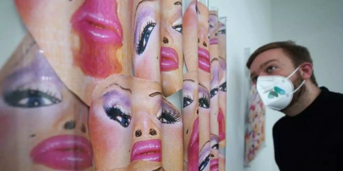 Ein Mitarbeiter der Sammlung Falkenberg/Deichtorhallen Hamburg steht vor Collagen des Zeichners, Illustrator und Kinderbuchautors Tomi Ungerer. Foto: Marcus Brandt/dpa Ein Mitarbeiter der Sammlung Falkenberg/Deichtorhallen Hamburg steht vor Collagen des Zeichners, Illustrator und Kinderbuchautors Tomi Ungerer. Foto: Marcus Brandt/dpa
