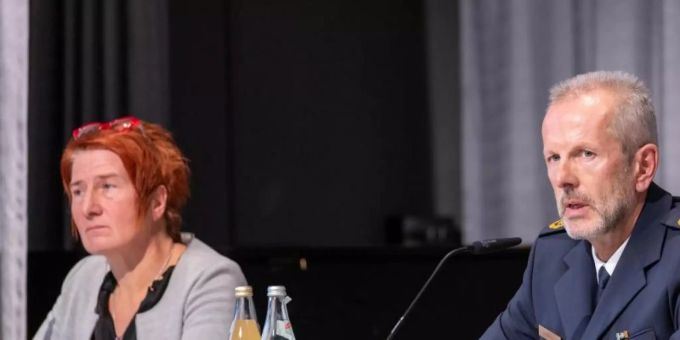 Thomas Schöniger (r), Polizeivizepräsident des Polizeipräsidiums Oberpfalz und Kriminaldirektorin Sabine Nagel erläutern die Hintergründe der Messerattacke. Foto: Daniel Karmann/dpa Thomas Schöniger (r), Polizeivizepräsident des Polizeipräsidiums Oberpfalz und Kriminaldirektorin Sabine Nagel erläutern die Hintergründe der Messerattacke. Foto: Daniel Karmann/dpa